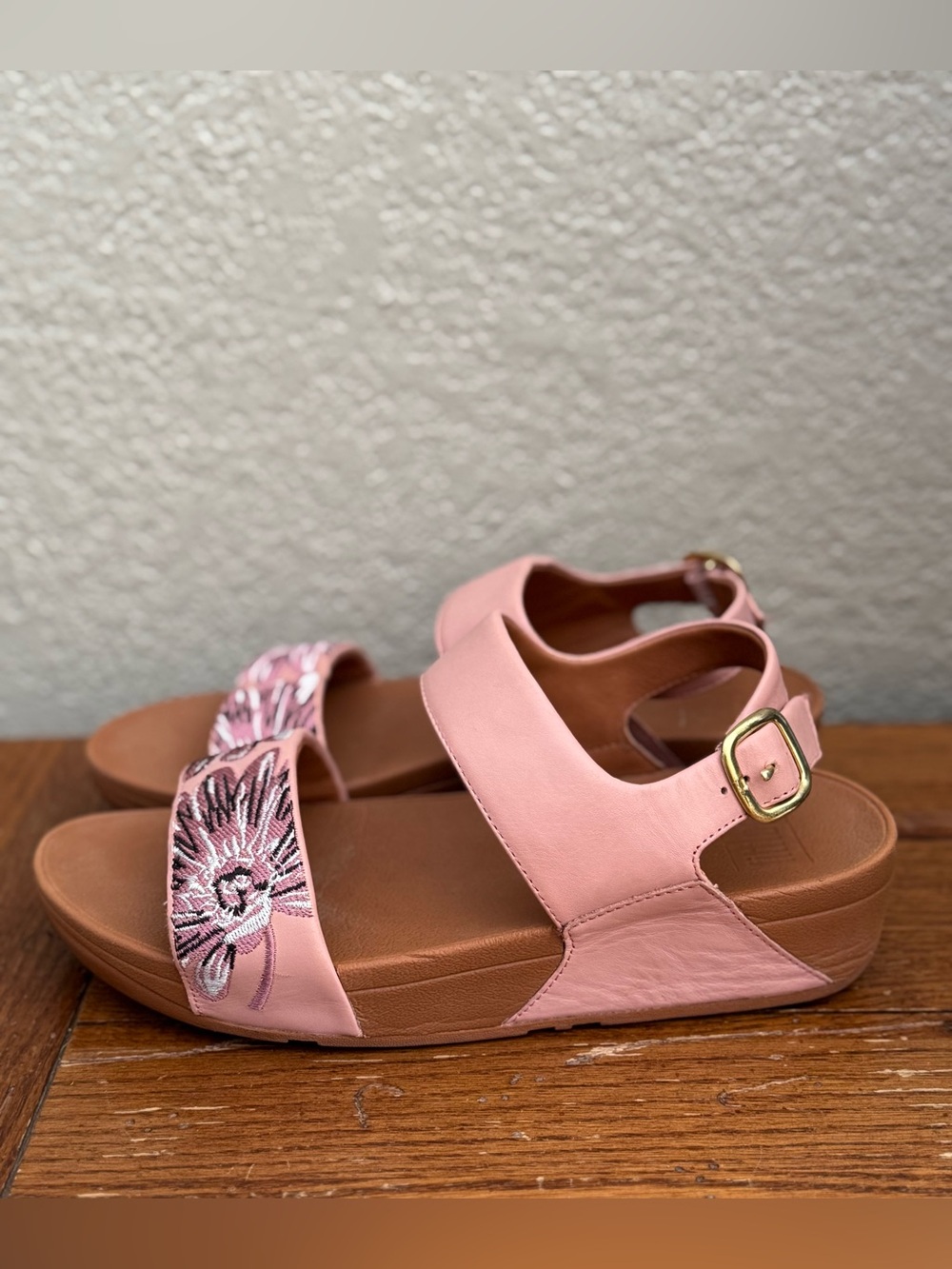 FitFlop W Sz. 9 Pink Daisy Embroidered Comfort Buckle Leather Wedge Sandal Beach